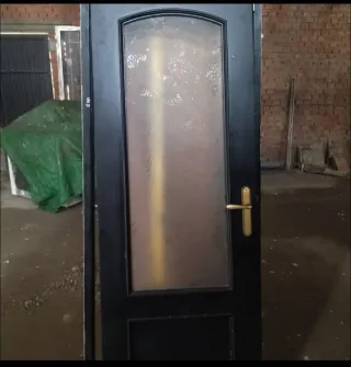 Marco de puerta negro con cristal