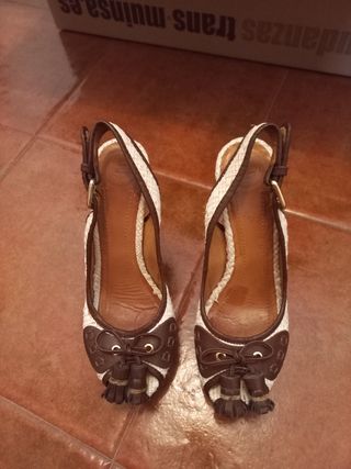 Zapatos tacón Zara marrones y blancos