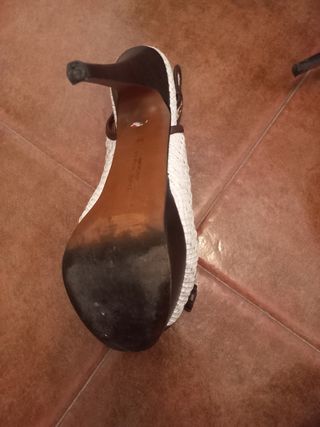 Zapatos tacón Zara marrones y blancos