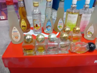 Bottiglie mini da collezione di profumi antichi