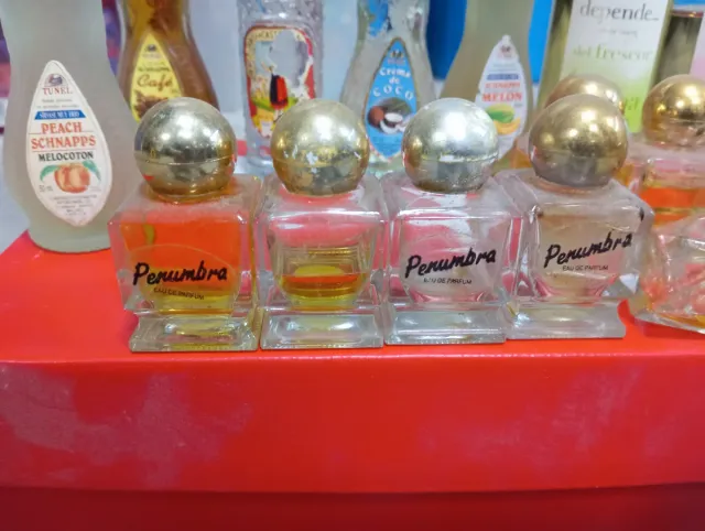 Botellas pequeñas de colección de perfumes antiguo