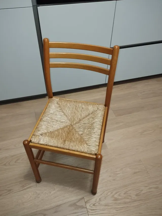 Cinque sedie cucina in legno e rattan