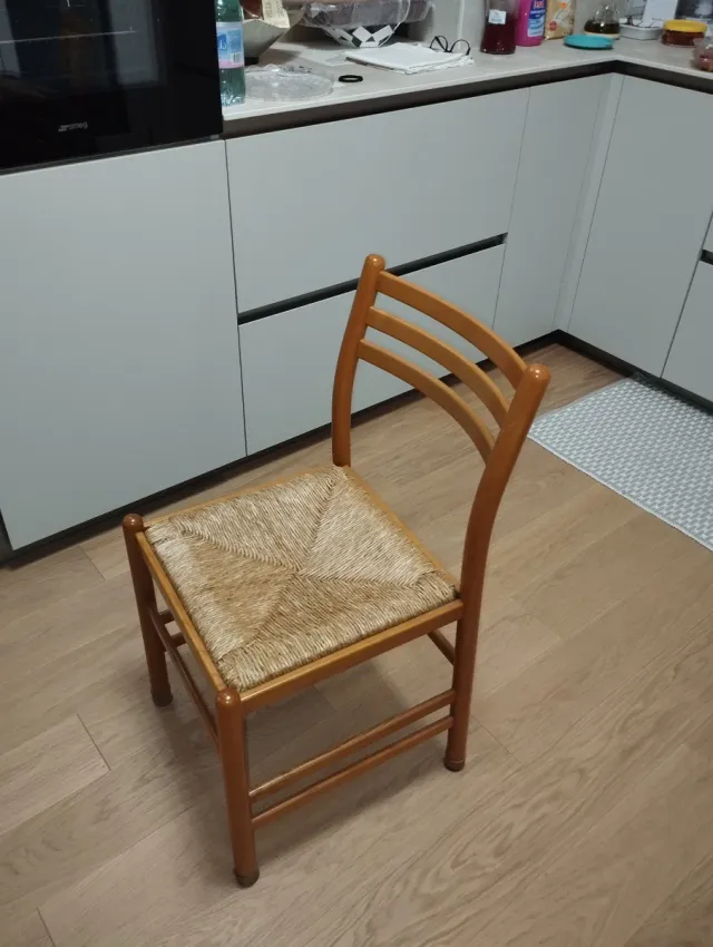 Cinque sedie cucina in legno e rattan