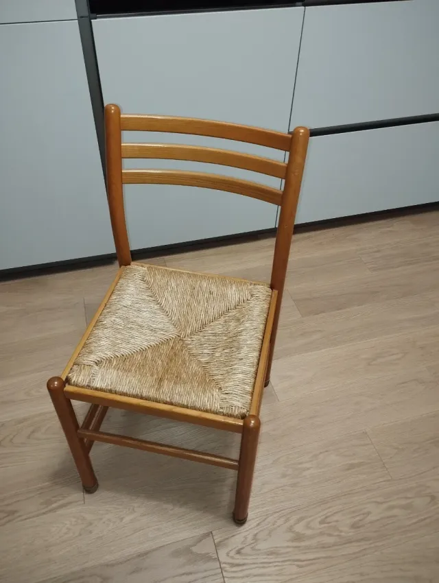 Cinque sedie cucina in legno e rattan