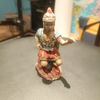 Figura de resina de romano armado