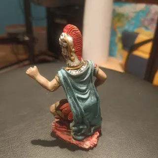 Figura de resina de romano armado