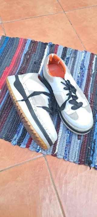 Zapatillas deportivas blancas y naranjas