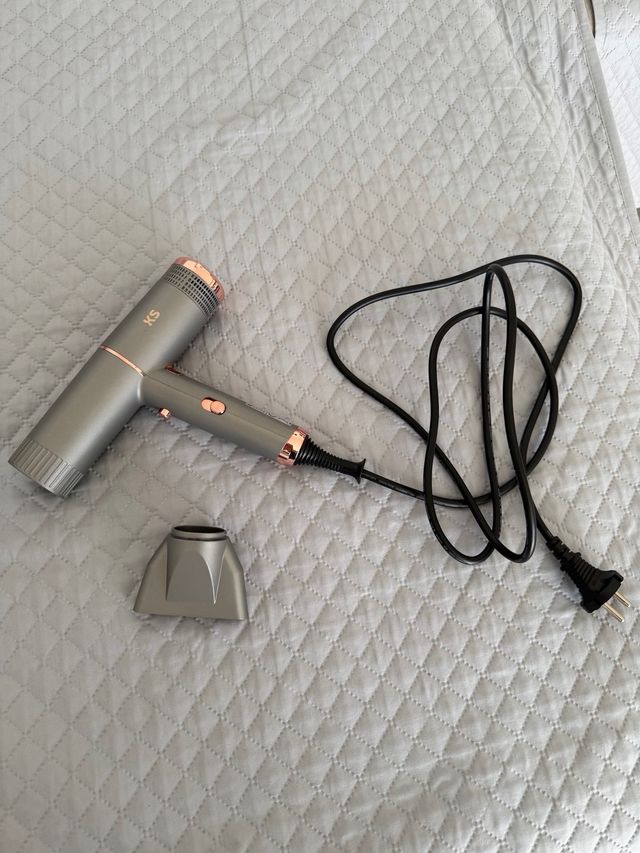 Secador de pelo gris y dorado