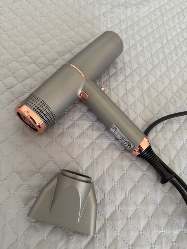 Secador de pelo gris y dorado