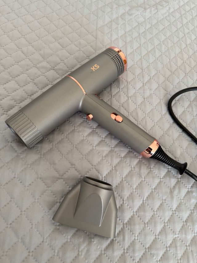 Secador de pelo gris y dorado