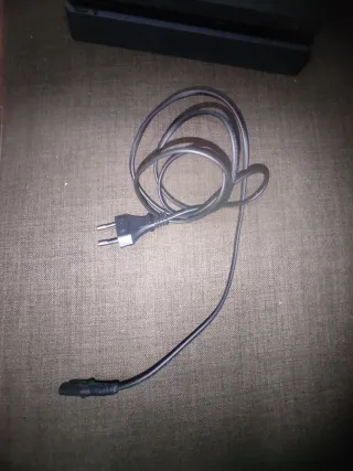 PS4 Slim 1000Gb Incluye cable HDMI y ALIMENTACIÓN