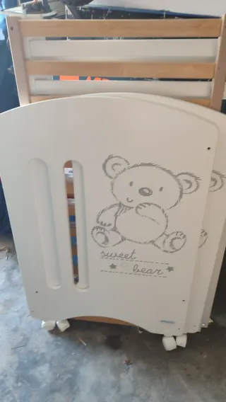 Cuna de bebé con osito y ruedas