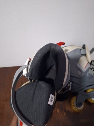 Patines en línea rojos y grises