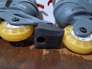 Patines en línea rojos y grises