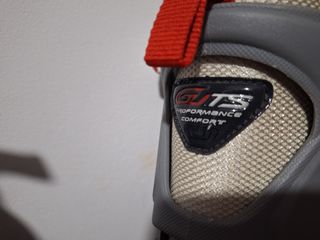 Patines en línea rojos y grises