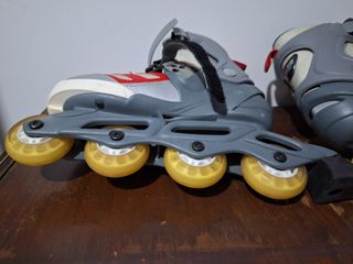 Patines en línea rojos y grises