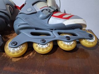 Patines en línea rojos y grises