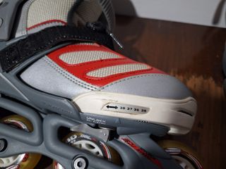 Patines en línea rojos y grises