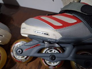 Patines en línea rojos y grises