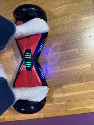 Hoverboard negro con cargador, tiene bluetooth