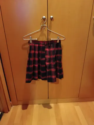 Falda de cuadros roja y negra