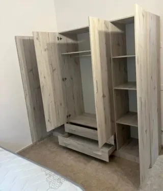 Armario de madera beige y gris