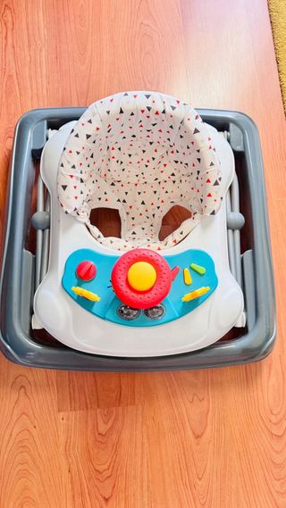 Aranha de bebé com brinquedos