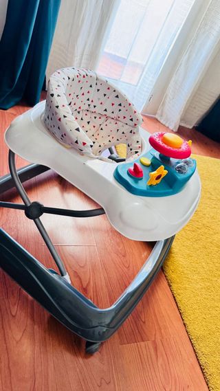 Aranha de bebé com brinquedos