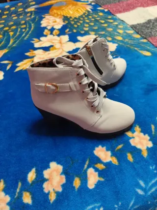 Botas de cuña grises con hebilla dorada