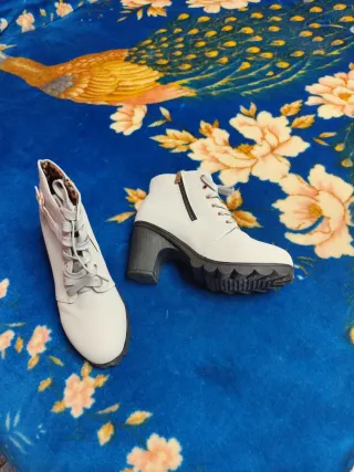 Botas de cuña grises con hebilla dorada