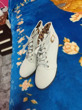 Botas de cuña grises con hebilla dorada