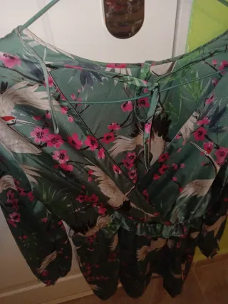 Vestido verde con estampado de grullas