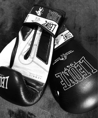 Guantes de boxeo Leone negros y gris