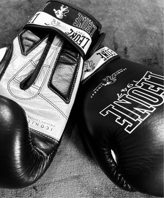 Guantes de boxeo Leone negros y gris