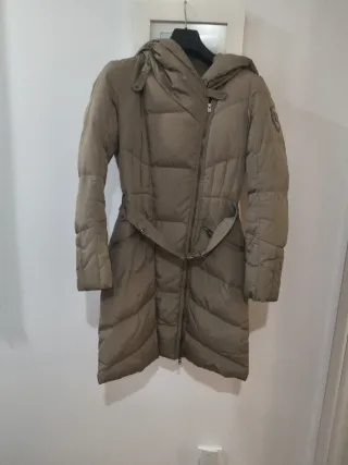 Plumífero beige con cinturón y capucha