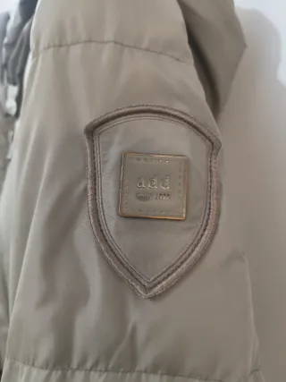 Plumífero beige con cinturón y capucha