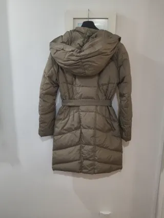 Plumífero beige con cinturón y capucha