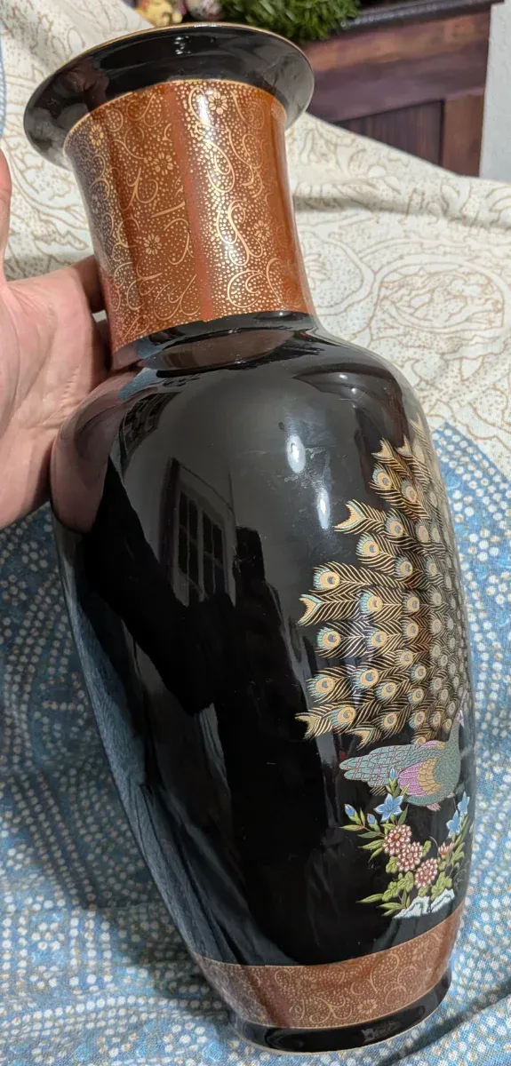 Vaso in porcellana giapponese con pavone