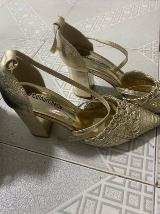 Tacones dorados Colour Cherie talla 37