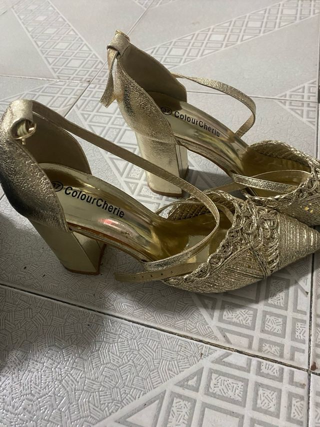Tacones dorados Colour Cherie talla 37