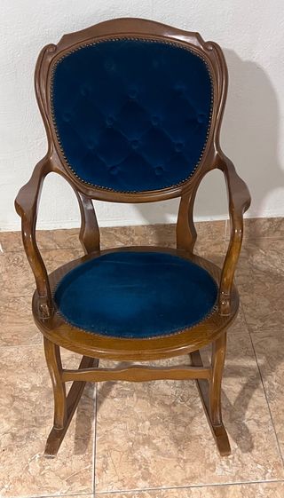 Mecedora antigua de terciopelo y madera