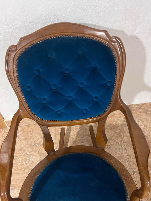 Mecedora antigua de terciopelo y madera