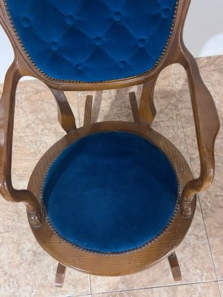 Mecedora antigua de terciopelo y madera