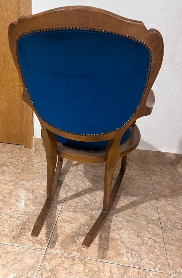 Mecedora antigua de terciopelo y madera
