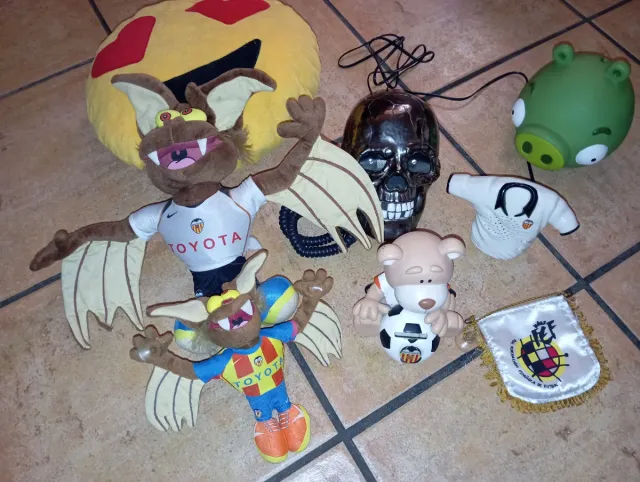 Lote peluches, calavera, teléfono y más