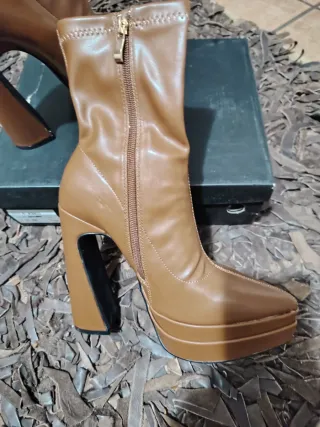 Botas de tacón marrón
