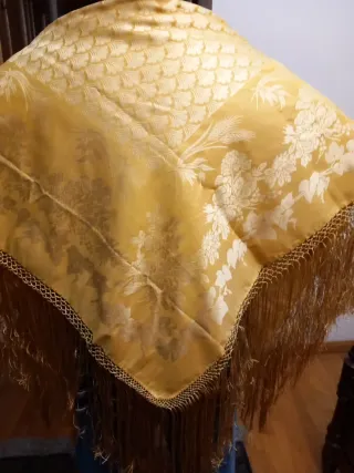 Manton Regional mostaza 1.40x1.40cm Sin Estrenar