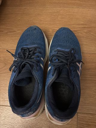 Zapatillas Asics  nimbus un pequeño agujero malla