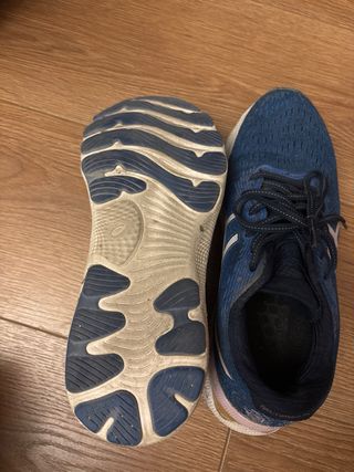 Zapatillas Asics  nimbus un pequeño agujero malla