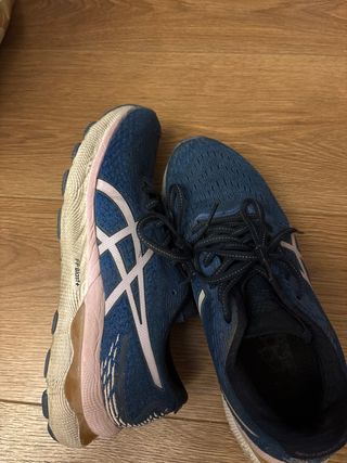 Zapatillas Asics  nimbus un pequeño agujero malla